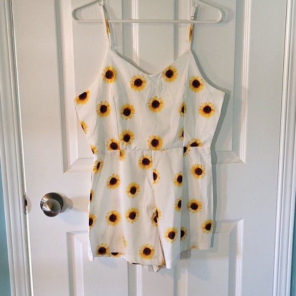 Medium white romper, sunflower print - Picture 1 of 2